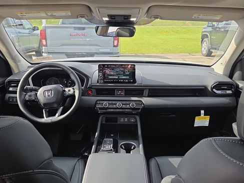 New 2025 Honda Pilot Touring image 13