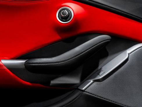 Used 2020 Ferrari Portofino RWD image 33