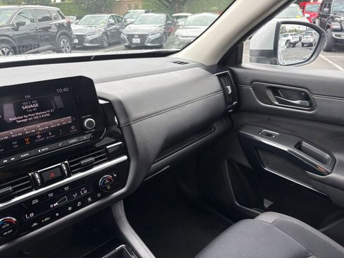 Used 2025 Nissan Pathfinder SV AWD/4WD image 38