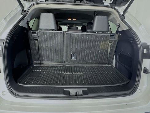 Used 2025 Toyota Highlander XLE AWD/4WD image 30