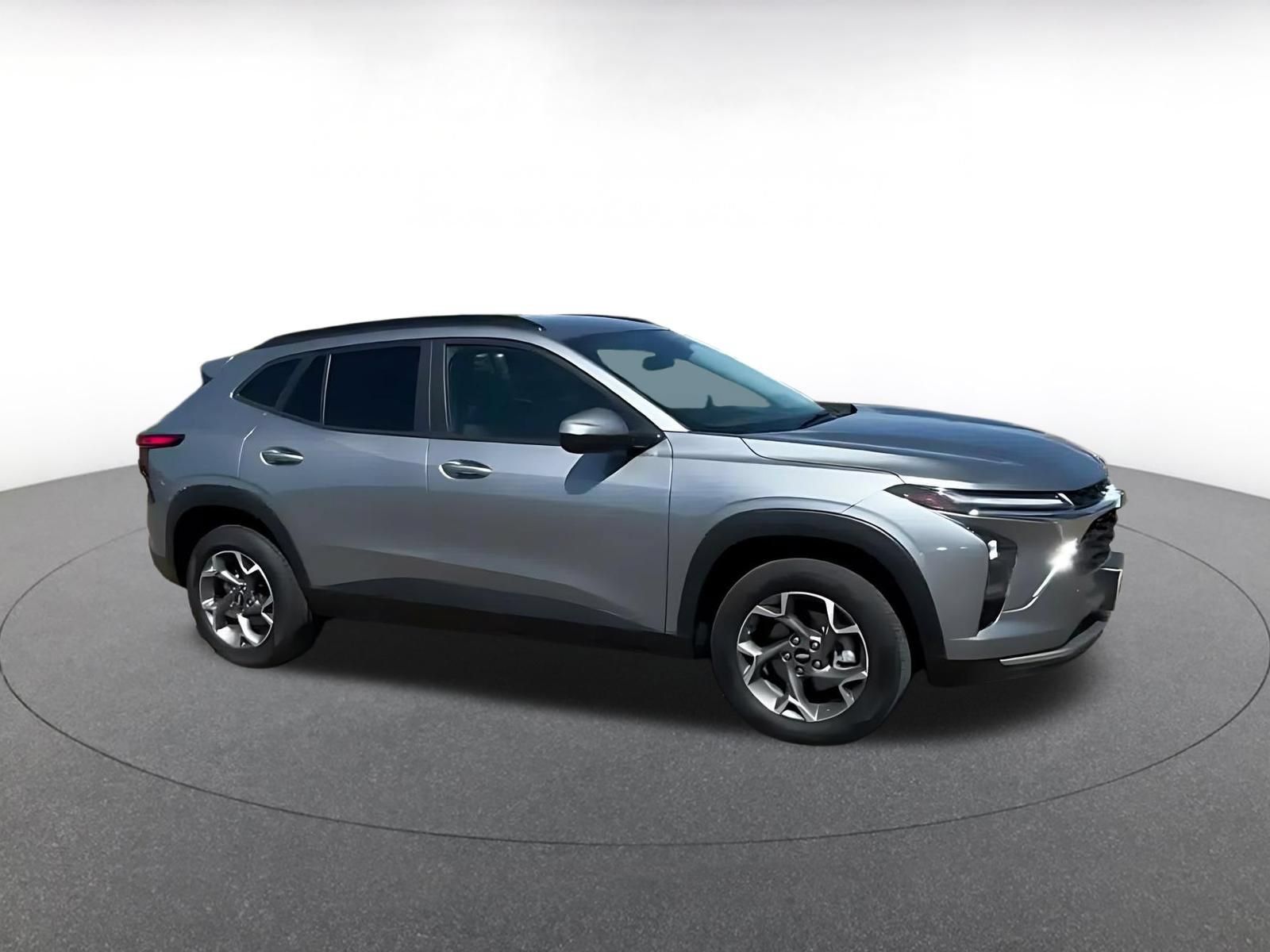 Used 2025 Chevrolet Trax LT FWD image 2