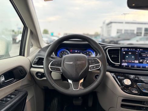 Used 2022 Chrysler Pacifica Touring-L FWD image 28