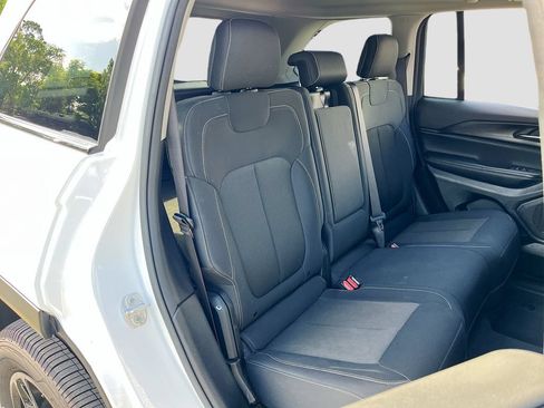 Certified 2023 Jeep Grand Cherokee Laredo AWD/4WD image 24