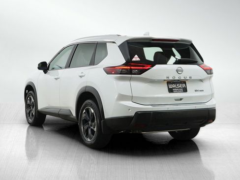Used 2024 Nissan Rogue SV w/ SV Premium Package image 3