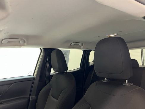 Used 2023 Jeep Renegade Latitude AWD/4WD image 16