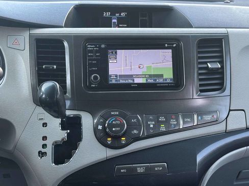 Used 2014 Toyota Sienna SE image 17