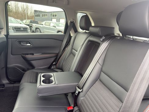 Certified 2025 Nissan Rogue SV image 33