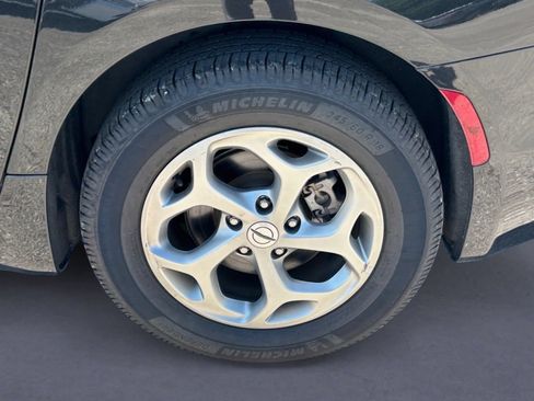 Used 2023 Chrysler Pacifica Limited FWD image 4