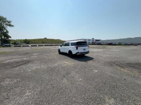 Used 2026 Kia Carnival FWD image 16
