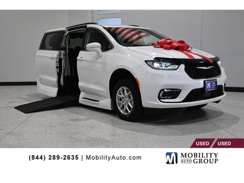 Used 2022 Chrysler Pacifica Touring-L FWD image 1