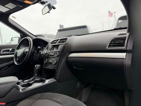 Used 2017 Ford Explorer XLT image 17