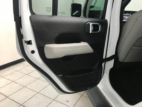 Used 2023 Jeep Wrangler Unlimited Sahara AWD/4WD image 10