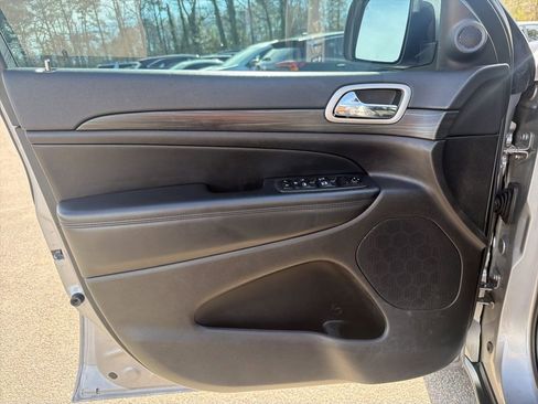 Used 2021 Jeep Grand Cherokee Laredo image 12