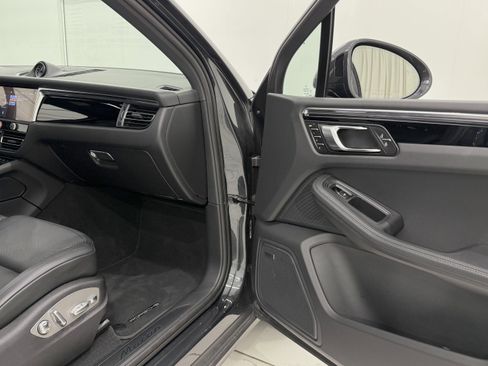 Certified 2025 Porsche Macan image 22