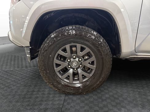 Used 2021 Toyota Tacoma SR5 AWD/4WD image 15