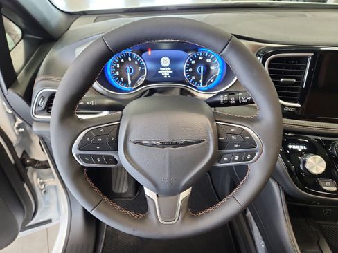 New 2026 Chrysler Pacifica Pinnacle image 13