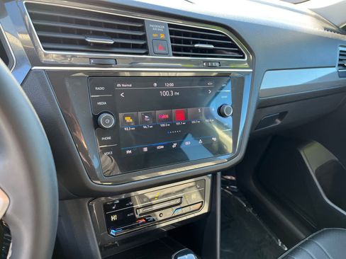 Used 2022 Volkswagen Tiguan SE image 15