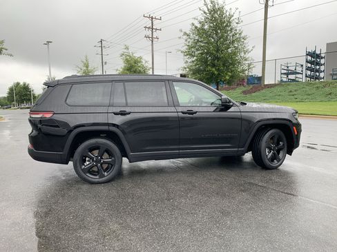 Used 2023 Jeep Grand Cherokee L Laredo AWD/4WD image 11