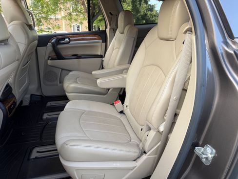 Used 2008 Buick Enclave CXL w/ Entertainment Package #2 FWD image 20