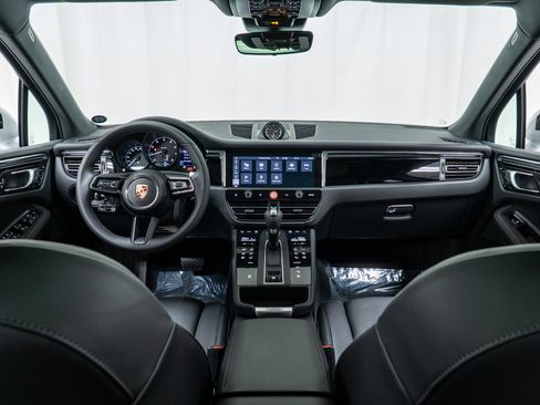 Used 2025 Porsche Macan image 18