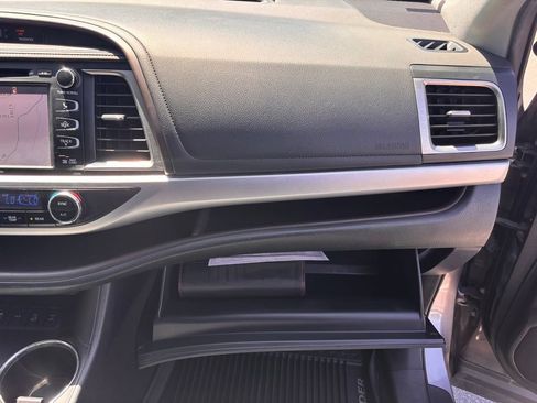 Used 2019 Toyota Highlander XLE AWD/4WD image 37