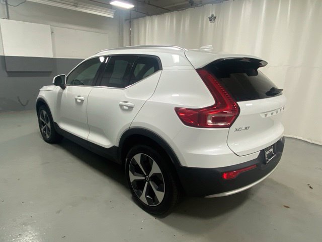 Used 2024 Volvo XC40 B5 Core AWD/4WD image 2