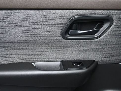 Used 2023 Nissan Rogue S FWD image 11