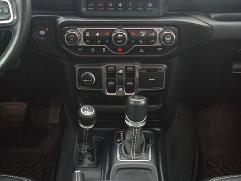 Used 2022 Jeep Gladiator Overland w/ Cold Weather Group AWD/4WD image 18