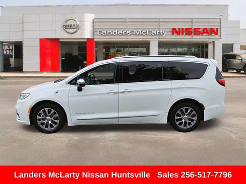 Used 2025 Chrysler Pacifica Pinnacle FWD image 8