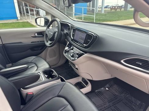 Used 2024 Chrysler Pacifica Touring-L FWD image 23