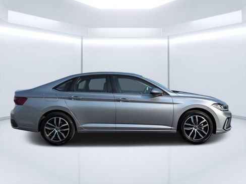 Used 2025 Volkswagen Jetta SE FWD image 2