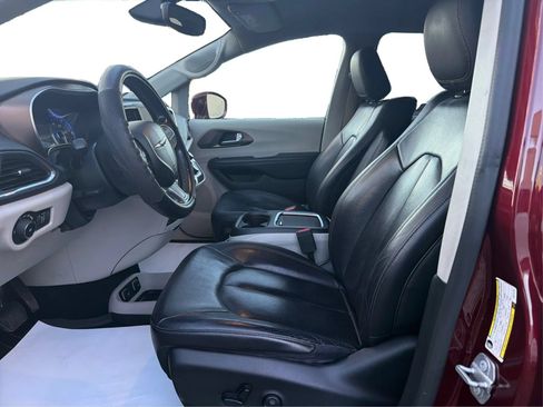 Used 2018 Chrysler Pacifica Touring-L Plus FWD image 9