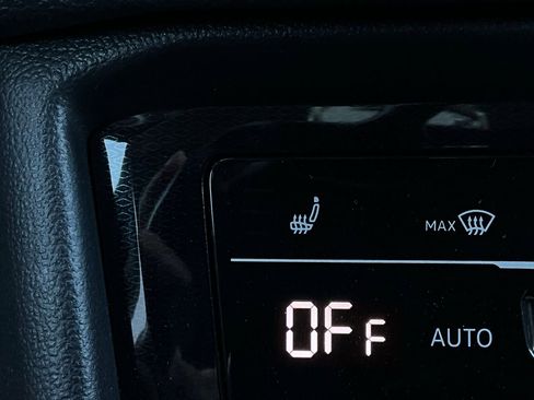 Used 2025 Volkswagen Taos SE image 29