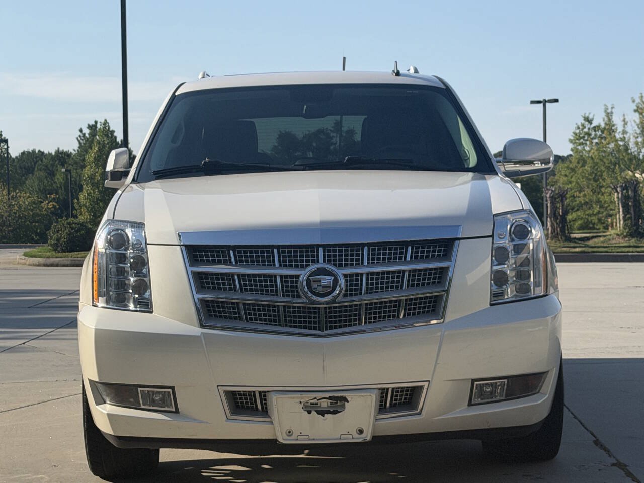 Used 2011 Cadillac Escalade Platinum AWD/4WD image 2