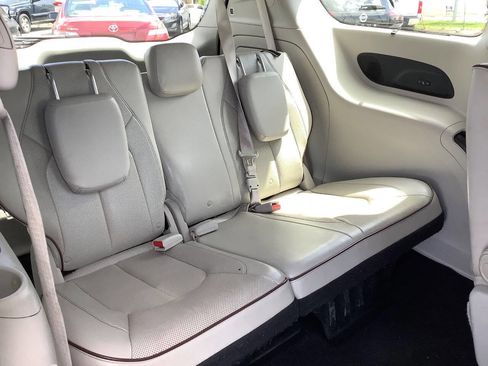 Used 2017 Chrysler Pacifica Limited FWD image 42