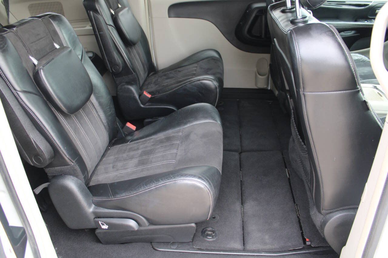 Used 2014 Chrysler Town & Country Touring-L FWD image 5