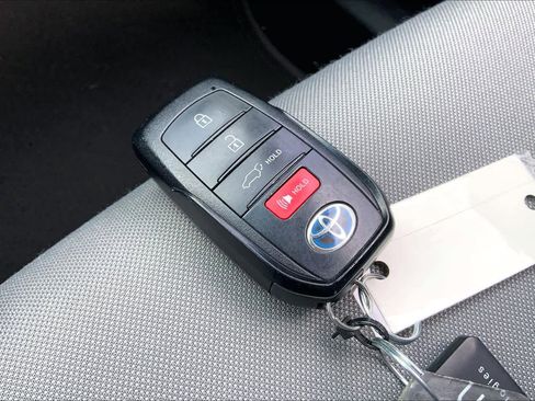 Used 2021 Toyota Venza LE image 14