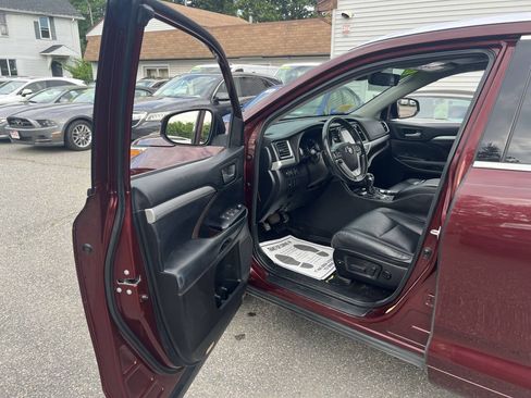 Used 2018 Toyota Highlander XLE AWD/4WD image 24