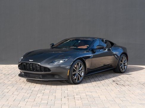 Used 2018 Aston Martin DB11 Coupe image 25