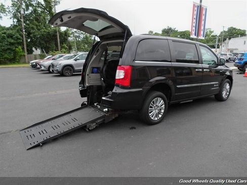 Used 2015 Chrysler Town & Country Touring-L w/ Driver Convenience Group FWD image 27
