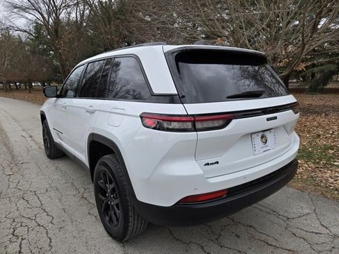 Used 2025 Jeep Grand Cherokee Altitude image 4