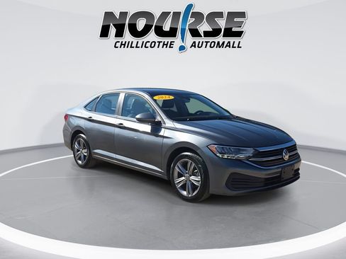 Used 2024 Volkswagen Jetta SE FWD image 2