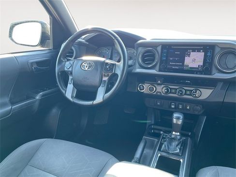 Used 2018 Toyota Tacoma TRD Sport image 10