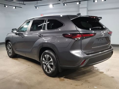 Used 2024 Toyota Highlander XLE image 5