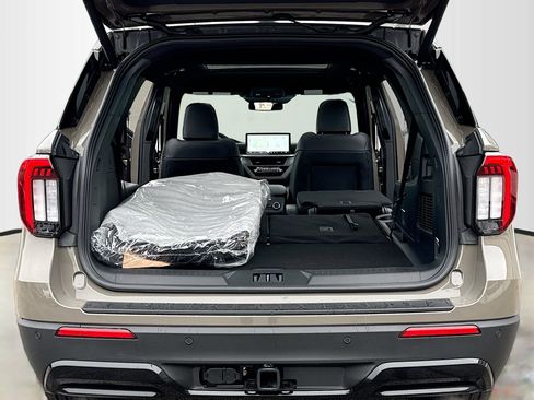 New 2026 Ford Explorer ST-Line w/ ST-Line Street Pack image 7