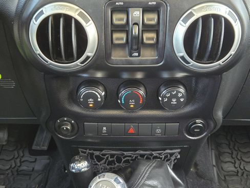 Used 2015 Jeep Wrangler Unlimited Rubicon w/ Connectivity Group AWD/4WD image 18