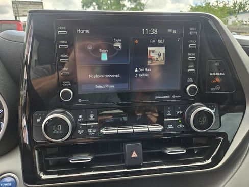 Used 2020 Toyota Highlander XLE AWD/4WD image 19