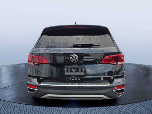 Used 2023 Volkswagen Taos SE w/ Panoramic Sunroof Package FWD image 5