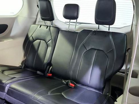 Used 2024 Chrysler Pacifica Touring-L FWD image 22