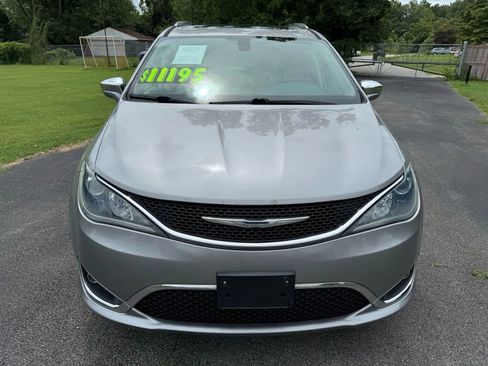 Used 2017 Chrysler Pacifica Limited image 3
